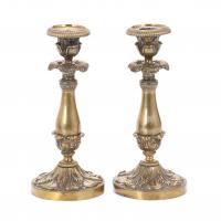 17883-PAREJA DE CANDELEROS ESTILO LOUIS PHILIPPE, PPS. SIGLO XX. 