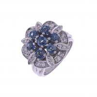 17-GRAN ANILLO FLORAL CON ZAFIROS Y DIAMANTES.