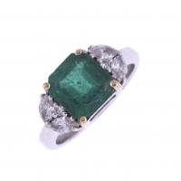 305-RING WITH EMERALD AND DIAMONDS.