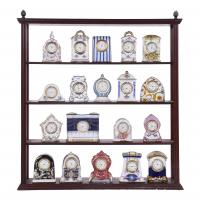 237-COLECCIÓN DE DIECINUEVE PEQUEÑOS RELOJES DE SOBREMESA EN PORCELANA, SIGLO XX.