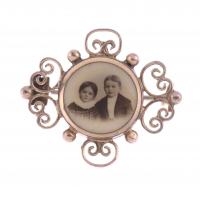 247-ANTIQUE BROOCH WITH A PHOTOGRAPH.