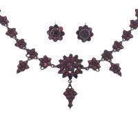 148-SET OF NECKLACE AND EARRINGS WITH GARNETS, CIRCA 1900.