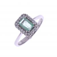 37-RING WITH EMERALD AND DIAMONDS.