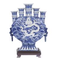 201-20TH CENTURY CHINESE SCHOOL. TULIP VASE AFTER DELFT MODELS.