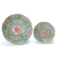 209-EARLY 20TH CENTURY CHINESE SCHOOL. PAIR OF EGG SHELL GREEN FAMILY PORCELAIN BOWLS.