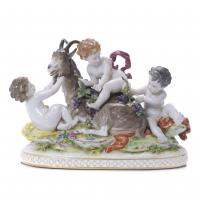 1019-AFTER CAPODIMONTE MODELS. FIGURAL GROUP WITH CHILDREN PLAYING WITH A GOAT, 20TH CENTURY.