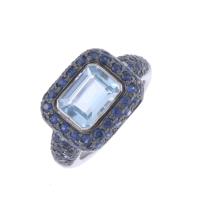 62-LARGE RING WITH AQUAMARINE AND SAPPHIRES.