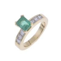 89-RING WITH EMERALD AND DIAMONDS.