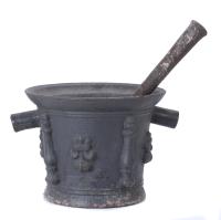 26177-IRON MORTAR WITH PESTLE, AFTER RENAISSANCE MODELS, 20TH CENTURY.