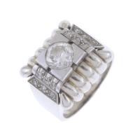 42-SIGNET RING IN WHITE GOLD AND DIAMONDS