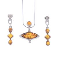 26520-PENDANT AND EARRINGS WITH AMBER.