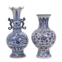 26498-PAIR OF CHINESE PORCELAIN VASES, MING STYLE, 20TH CENTURY. 