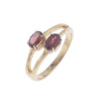 97-GOLD AND GARNETS RING.