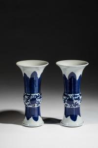 399-PAREJA DE DE VASOS EN FORMA DE "GU", DINASTÍA QING