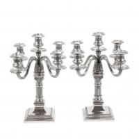 16-PAREJA DE CANDELABROS ESPAÑOLES EN PLATA, MEDIADOS SIGLO XX