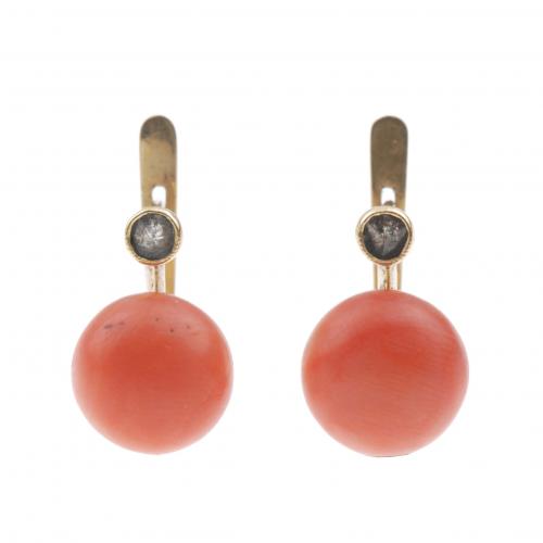 PENDIENTES EN ORO Y CORAL.