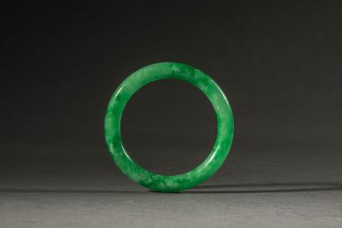 PULSERA CHINA EN JADE VERDE TRASLÚCIDO.