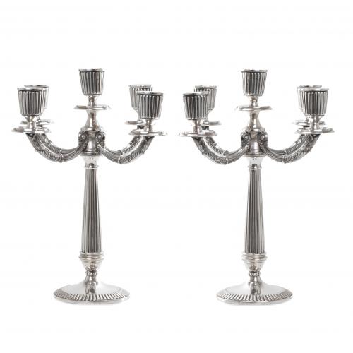 PAREJA DE CANDELABROS ESPAÑOLES EN PLATA, MEDIADOS SIGLO XX