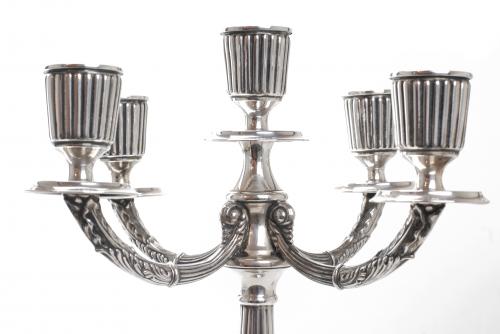 PAREJA DE CANDELABROS ESPAÑOLES EN PLATA, MEDIADOS SIGLO XX