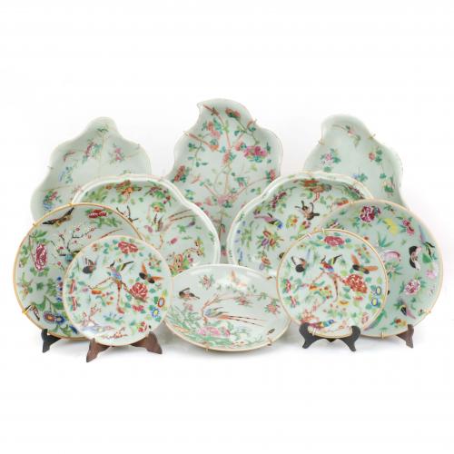SET OF TWELVE PLATES AND SIX TRAYS, CHINA, 19TH CENTURY.