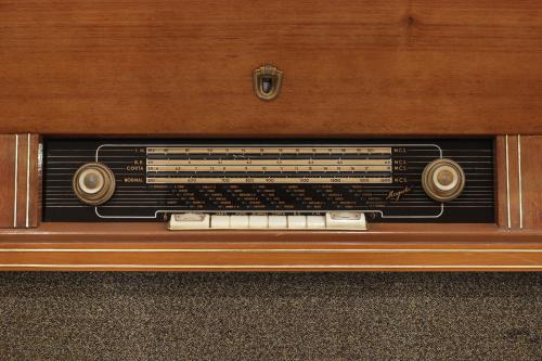 MUEBLE TOCADISCOS ALEMÁN "MAGESTIC", CIRCA 1960