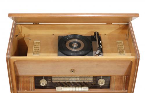 MUEBLE TOCADISCOS ALEMÁN "MAGESTIC", CIRCA 1960
