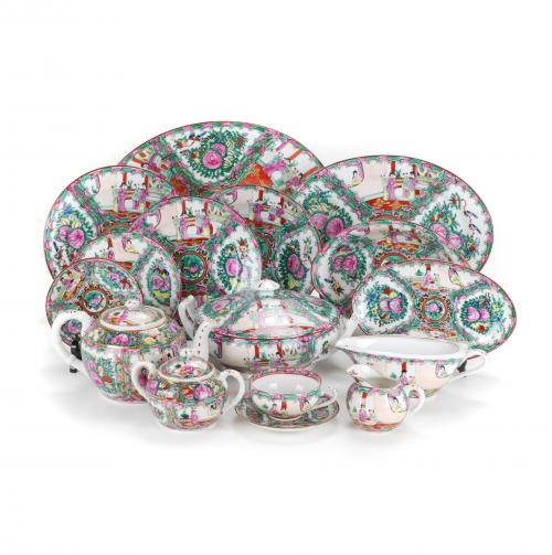 CHINESE TABLEWARE AND TEA SET FOR 12 DINERS, FIRST HALF OF THE 20TH CENTURY. 