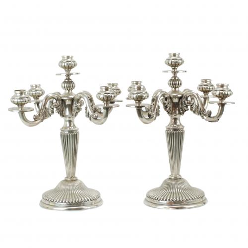 PAREJA DE CANDELABROS ESPAÑOLES EN PLATA, MEDIADOS SIGLO XX