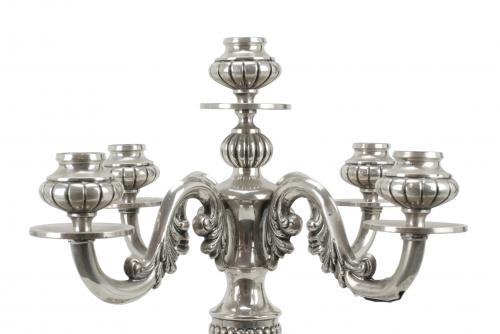 PAREJA DE CANDELABROS ESPAÑOLES EN PLATA, MEDIADOS SIGLO XX