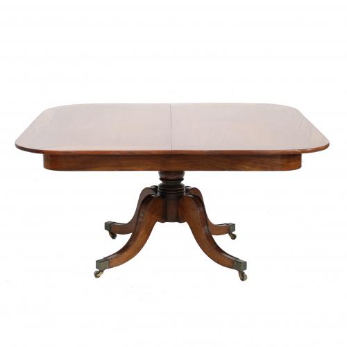 In mahogany, wheeled. Extension 62 cm. wideClosed 74 x 138,5 x 146 cm.Extended 74 x 138,5 x 208 cm.