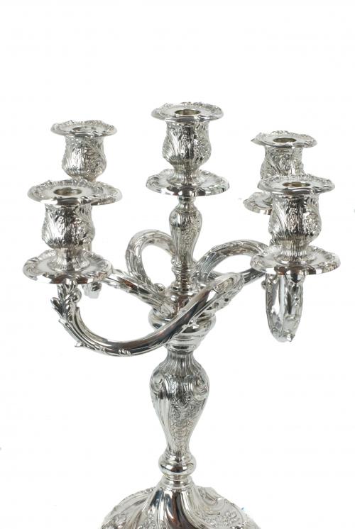 PAREJA DE CANDELABROS ESPAÑOLES EN PLATA, MEDIADOS SIGLO XX