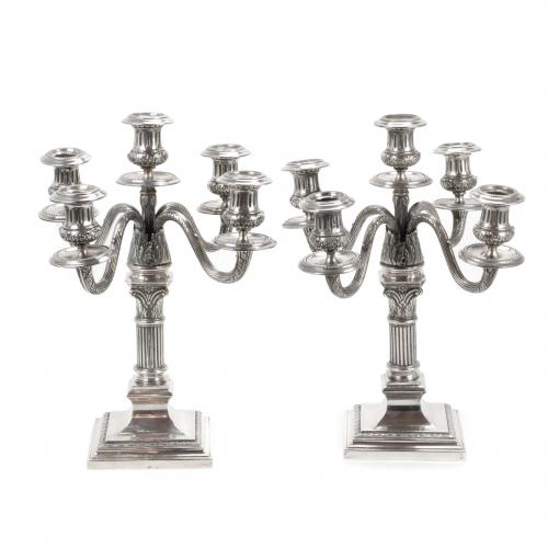 Hallmarked.Four arms, five lights. 1,516 kg.32 cm. high. 