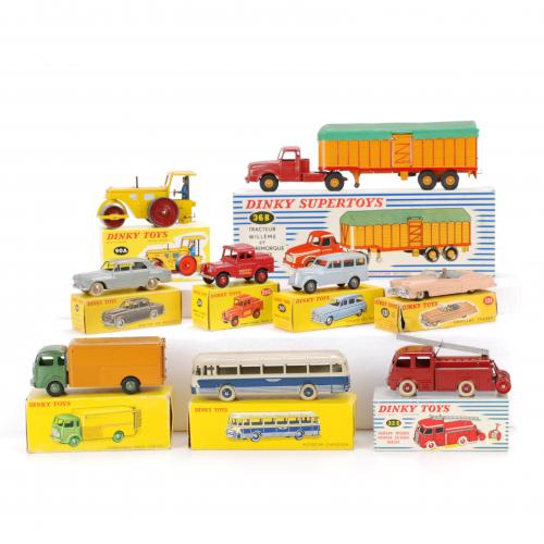 LOTE DE OCHO DINKY TOY Y UN DINKY SUPERTOYS FRANCESES E INGLESES, AÑOS 50, 60 Y 70
