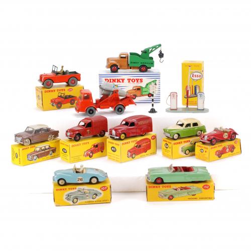 LOTE DE DIEZ DINKY TOYS Y DOS ACCESORIOS FRANCESES E INGLESES, AÑOS 50, 60 Y 70.