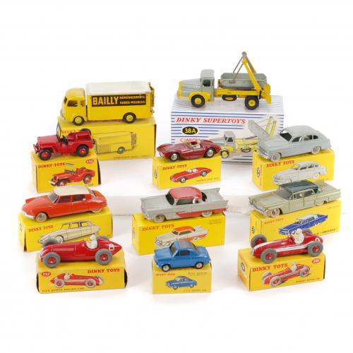 En metal.Consta de coches de pasajeros, autos de carreras y vehiculos de obras públicas: Maserati Sport 2000 22A, Lincoln "Première" 532, Maserati Racing Car 231, 2CV Vespa 400 24L,Plymouth "Belvedere" 24D, Citroën DS 19 24C, Déménageur Simca "Cargo" 33AN, Alfa Romeo Racing Car 232, Universal Jeep 405, Ford "Vedette 54" 24X y Camion Unic Multibenne Marrel 38A.Con cajas originaes.13 cms long. mayor y 6,5 cms long. menor.