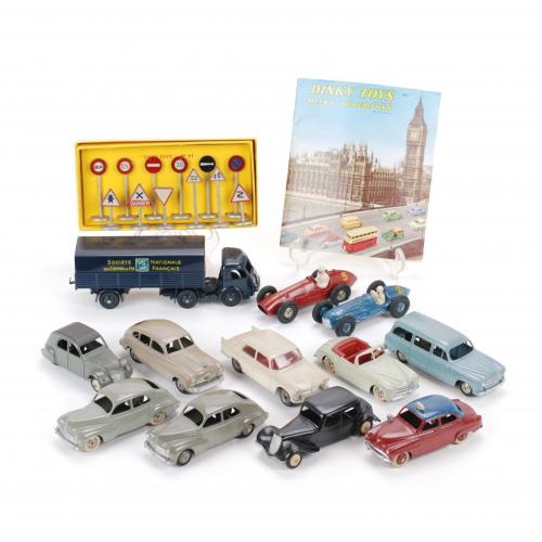 LOTE DE DOCE DINKY TOYS Y ACCESORIOS FRANCESES E INGLESES,  AÑOS 50, 60 Y 70.