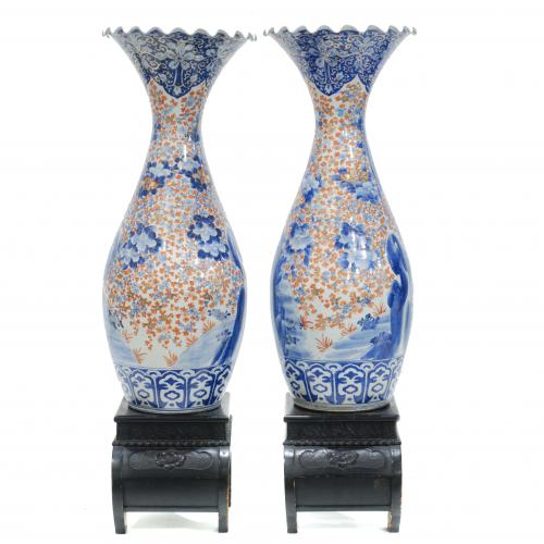 PAREJA DE JARRONES JAPONESES EN PORCELANA DE ARITA, PRINCIP