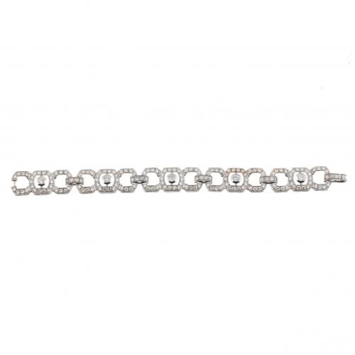 Platinum with antique brilliant-cut diamonds of approx. 9,70 ct. 18 cm. long. 34,6 gr.