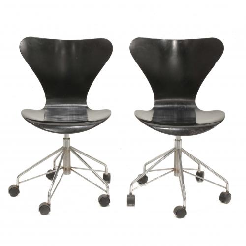 ARNE JACOBSEN (COPENHAGUE, DINAMARCA, 1902-1971) Pareja de sillas giratorias sin brazos, "Serie 7", mediados siglo XX.