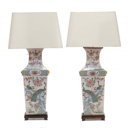 20TH CENTURY CHINESE SCHOOL PAIR OF CHINESE VASES, 20TH CENTURY