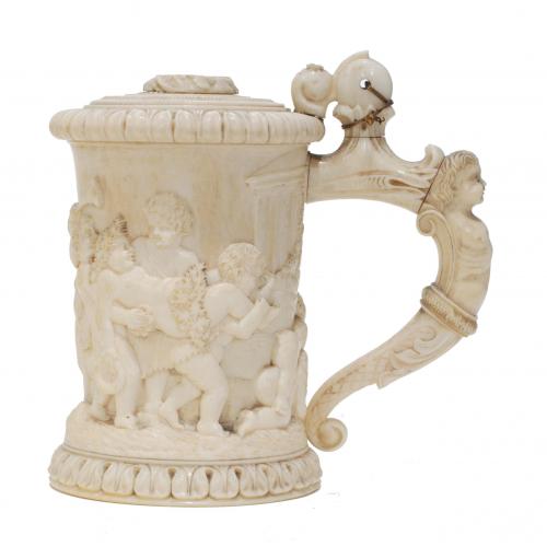 Carved ivory tankard in representing the triumph of child Baccus. Carved handle and lid.Professional modern restoration. 11 x 11 x 7 cm.217 gr.Includes a certification of the Spanish Antiquarian Federation.