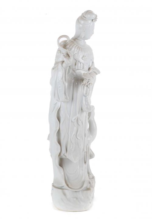 GRAN FIGURA DE PORCELANA CHINA "BLANC DE CHINE", SIGLO XX.