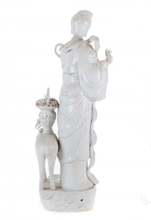 GRAN FIGURA DE PORCELANA CHINA "BLANC DE CHINE", SIGLO XX.