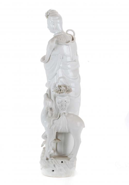 GRAN FIGURA DE PORCELANA CHINA "BLANC DE CHINE", SIGLO XX.