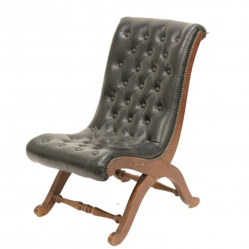 Wood upholstered in black capitoné leather.Small flaws.75 x 43 x 60 cm.