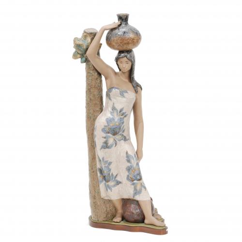 LLADRÓ. "Mujer con cántaro".