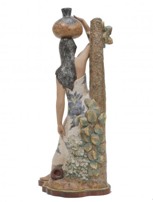 LLADRÓ. "Mujer con cántaro".