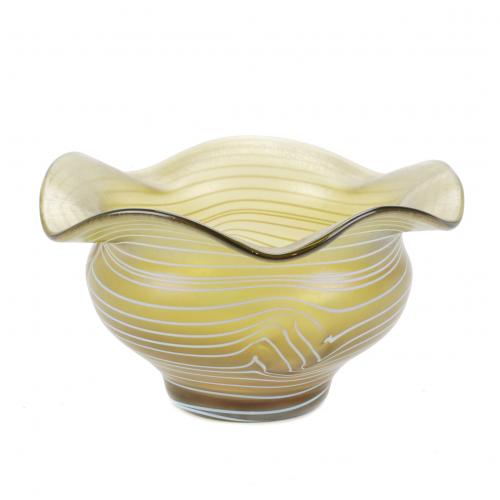 Cristal ondulado, irisado y mateado con hilos de laticinio.Firmado en la base: L.C. Tiffany Favrile-v P.84.11,5 x 21 cms.