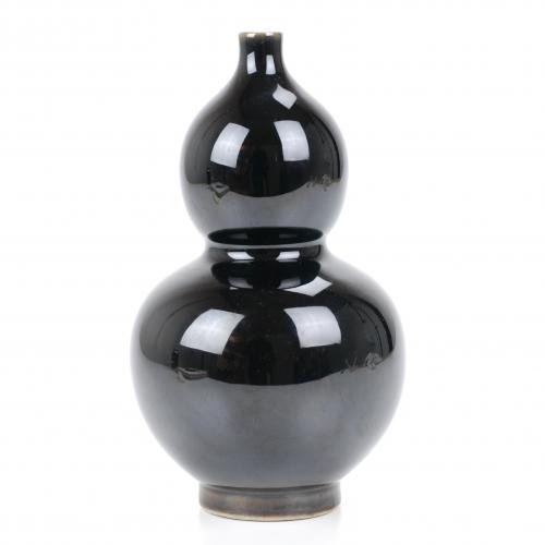 Black mirror vase in form of double gourdWith mark on the base that can be translated as: “ Made in the antique style for the Hall of the constant abundance”19x10 cm