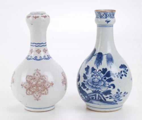 LOTE DE DOS JARRONES CHINOS EN FORMA DE BOTELLAS, SIGLOS XI